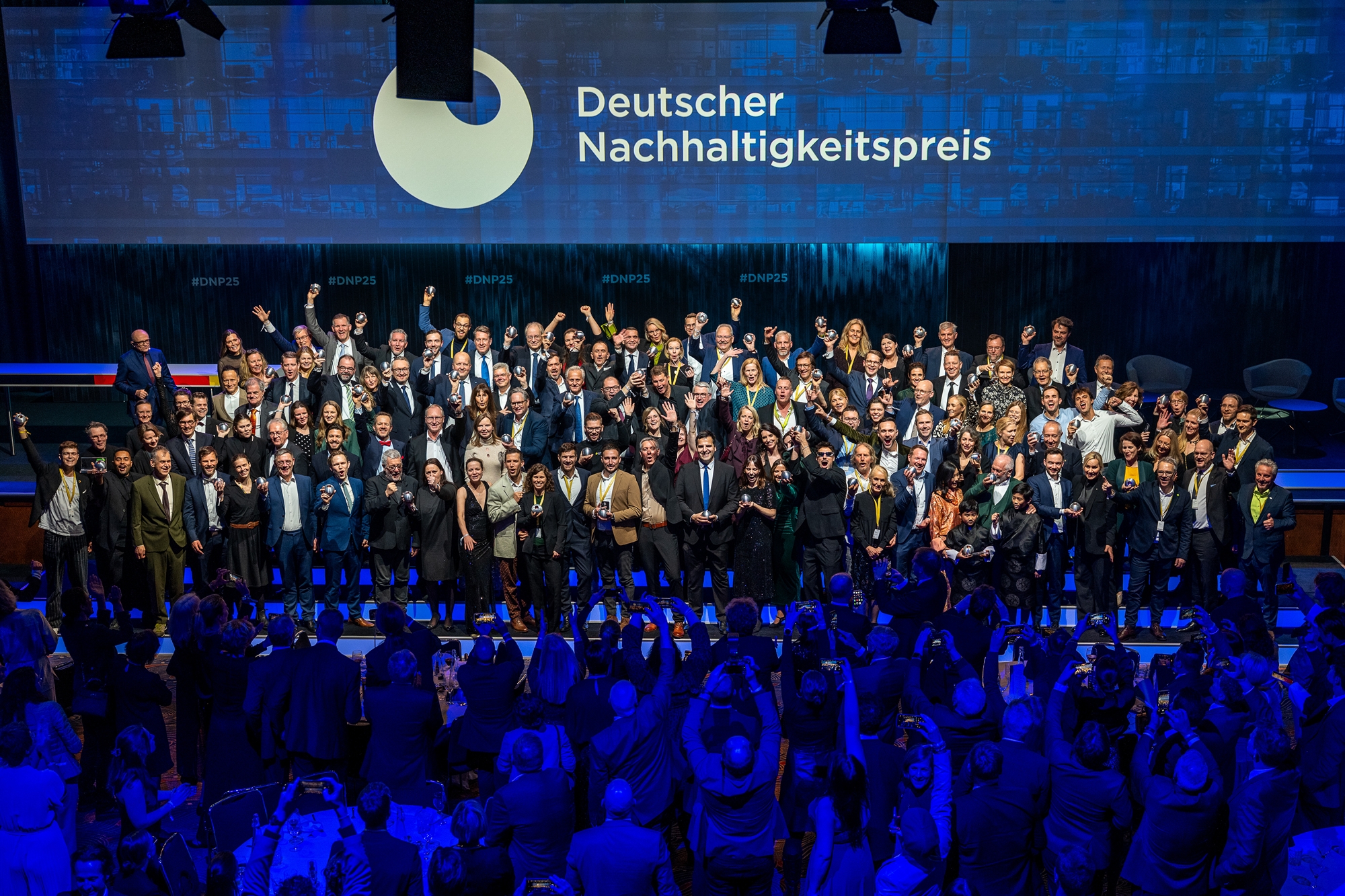 So sehen Sieger aus! Das große Bild der 100 SIEGER beim DNP 25, Foto: Christian Köster, https://koester-fotografie.de/